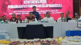 Kabareskrim Polri Komjen Syahdiantono bersama Kadiv Humas Irjen Sandi Nugroho memaparkan pengungkapan 38.934 kasus narkoba dan 197 ton barang bukti di Mabes Polri. Dok: Polri