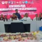 Kabareskrim Polri Komjen Syahdiantono bersama Kadiv Humas Irjen Sandi Nugroho memaparkan pengungkapan 38.934 kasus narkoba dan 197 ton barang bukti di Mabes Polri. Dok: Polri