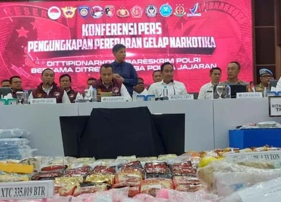 Kabareskrim Polri Komjen Syahdiantono bersama Kadiv Humas Irjen Sandi Nugroho memaparkan pengungkapan 38.934 kasus narkoba dan 197 ton barang bukti di Mabes Polri. Dok: Polri