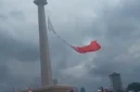 Bendera Merah Putih robek saat gladi HUT ke-80 TNI di Monas akibat angin kencang ekstrem. Dok: Instagram
