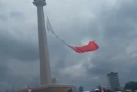 Bendera Merah Putih robek saat gladi HUT ke-80 TNI di Monas akibat angin kencang ekstrem. Dok: Instagram