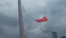 Bendera Merah Putih robek saat gladi HUT ke-80 TNI di Monas akibat angin kencang ekstrem. Dok: Instagram