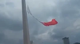 Bendera Merah Putih robek saat gladi HUT ke-80 TNI di Monas akibat angin kencang ekstrem. Dok: Instagram
