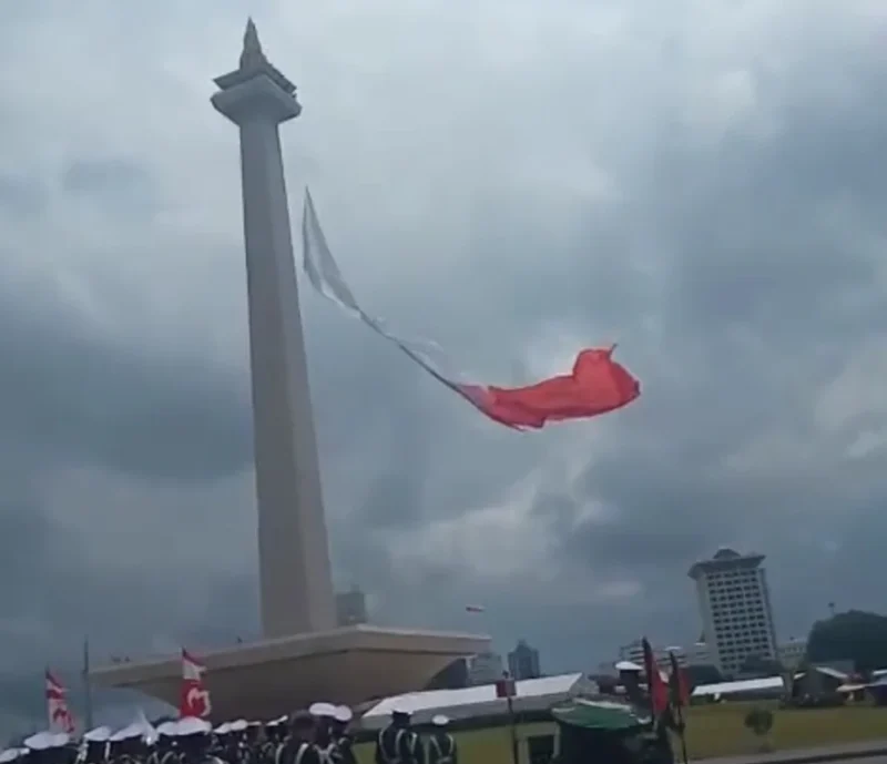 Bendera Merah Putih robek saat gladi HUT ke-80 TNI di Monas akibat angin kencang ekstrem. Dok: Instagram