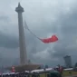 Bendera Merah Putih robek saat gladi HUT ke-80 TNI di Monas akibat angin kencang ekstrem. Dok: Instagram