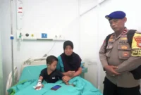 Personel Ditpolairud Polda Metro Jaya membawa seorang anak menderita hernia dan kesulitan akses medis ke RS Bhayangkara Kramat Jati untuk operasi. (Posnews)