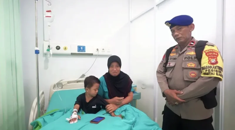 Personel Ditpolairud Polda Metro Jaya membawa seorang anak menderita hernia dan kesulitan akses medis ke RS Bhayangkara Kramat Jati untuk operasi. (Posnews)