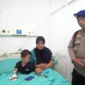 Personel Ditpolairud Polda Metro Jaya membawa seorang anak menderita hernia dan kesulitan akses medis ke RS Bhayangkara Kramat Jati untuk operasi. (Posnews)