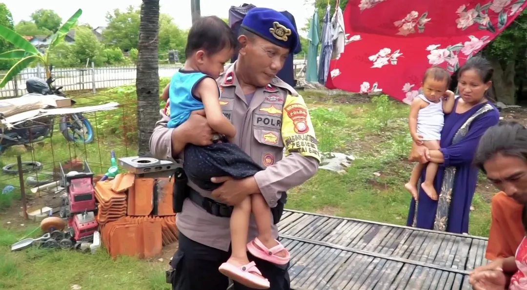Aiptu Rino Effendi, personel Bhabinkamtibmas Pesisir Ditpolairud Polda Metro Jaya, turun langsung memberikan pertolongan pertama hingga mengantar pasien dengan kapal patroli polisi.