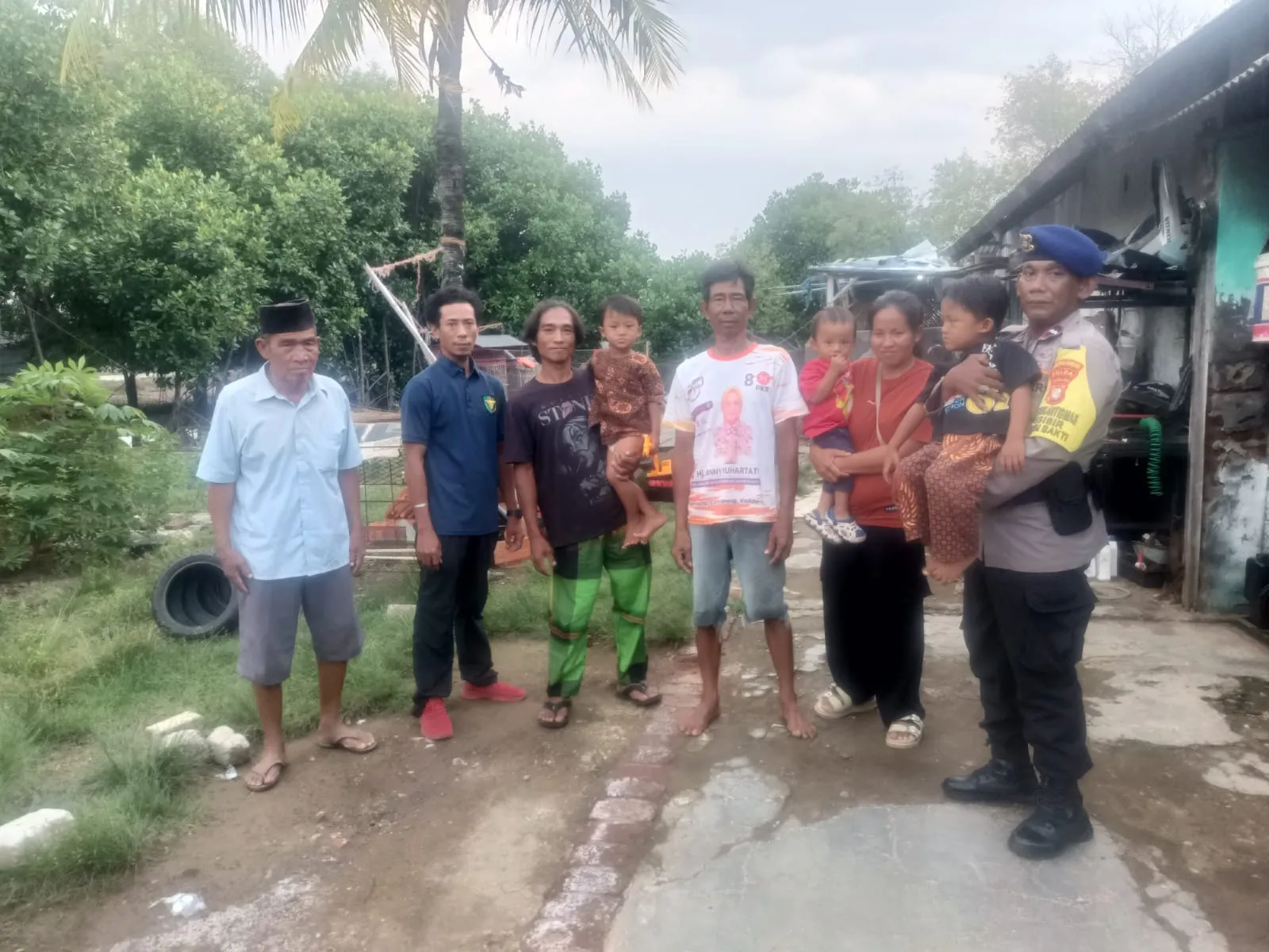 Tak hanya menjaga laut dan pesisir, Ditpolairud Polda Metro Jaya turun langsung menolong warga Muara Gembong yang jatuh sakit dan tak punya biaya berobat.