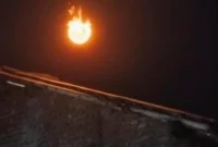 Bola api besar melintas di langit Cirebon Timur Minggu malam (5/10/2025), disertai dentuman keras terdengar hingga belasan kilometer. Dok: Istimewa