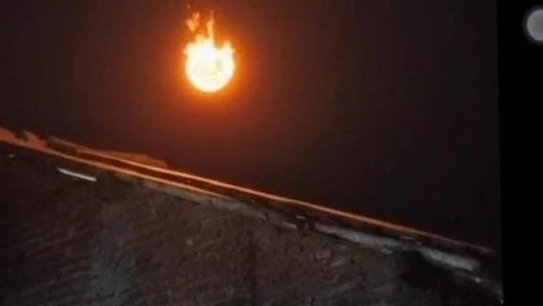 Bola api besar melintas di langit Cirebon Timur Minggu malam (5/10/2025), disertai dentuman keras terdengar hingga belasan kilometer. Dok: Istimewa