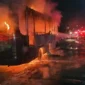 Petugas damkar memadamkan api yang membakar bus di Tol Wiyoto Wiyono, Kelapa Gading, Jakarta Utara. Dok: Istimewa