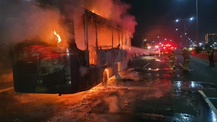 Petugas damkar memadamkan api yang membakar bus di Tol Wiyoto Wiyono, Kelapa Gading, Jakarta Utara. Dok: Istimewa
