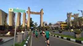 Petugas Dishub Bogor menutup jalur cepat Jalan Tegar Beriman saat uji coba CFD 2025. Dok: Diskominfo

