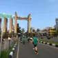 Petugas Dishub Bogor menutup jalur cepat Jalan Tegar Beriman saat uji coba CFD 2025. Dok: Diskominfo

