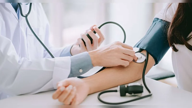 Petugas Dinas Kesehatan DKI Jakarta memeriksa tekanan darah warga saat kegiatan Cek Kesehatan Gratis (CKG) di Puskesmas Kecamatan Tebet, Jakarta Selatan, Kamis (23/10/2025). Dok: Istimewa