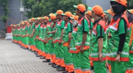 Ribuan petugas kebersihan DLH DKI Jakarta bersiaga di kawasan Monas untuk HUT TNI ke-80. Dok: Istimewa