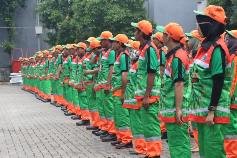 Ribuan petugas kebersihan DLH DKI Jakarta bersiaga di kawasan Monas untuk HUT TNI ke-80. Dok: Istimewa