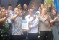 Ketua Forum RT/RW DKI Jakarta Suaib bersama 47 ormas menandatangani deklarasi damai di Gelanggang Remaja Jakarta Utara. Deklarasi damai dihadiri Polres Metro Jakarta Utara, Kodim 0502/Jakut dan Pemkot Jakarta Utara. Foto: MR