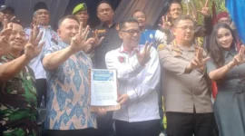 Ketua Forum RT/RW DKI Jakarta Suaib bersama 47 ormas menandatangani deklarasi damai di Gelanggang Remaja Jakarta Utara. Deklarasi damai dihadiri Polres Metro Jakarta Utara, Kodim 0502/Jakut dan Pemkot Jakarta Utara. Foto: MR