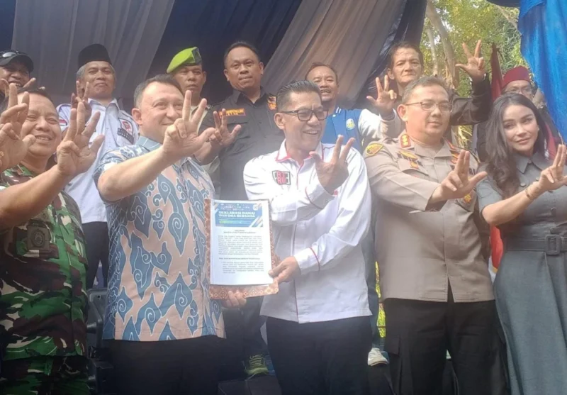 Ketua Forum RT/RW DKI Jakarta Suaib bersama 47 ormas menandatangani deklarasi damai di Gelanggang Remaja Jakarta Utara. Deklarasi damai dihadiri Polres Metro Jakarta Utara, Kodim 0502/Jakut dan Pemkot Jakarta Utara. Foto: MR
