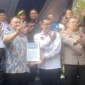 Ketua Forum RT/RW DKI Jakarta Suaib bersama 47 ormas menandatangani deklarasi damai di Gelanggang Remaja Jakarta Utara. Deklarasi damai dihadiri Polres Metro Jakarta Utara, Kodim 0502/Jakut dan Pemkot Jakarta Utara. Foto: MR