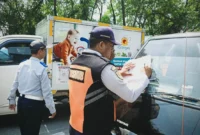Petugas Dishub Jakarta Timur menderek mobil parkir liar saat Operasi Lintas Jaya di kawasan Jatinegara, Jumat (17/10/2025). Dok: Kominfo DKI Jakarta