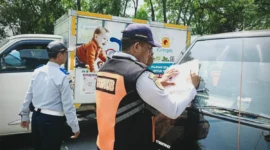 Petugas Dishub Jakarta Timur menderek mobil parkir liar saat Operasi Lintas Jaya di kawasan Jatinegara, Jumat (17/10/2025). Dok: Kominfo DKI Jakarta