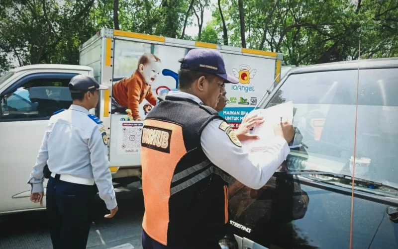 Petugas Dishub Jakarta Timur menderek mobil parkir liar saat Operasi Lintas Jaya di kawasan Jatinegara, Jumat (17/10/2025). Dok: Kominfo DKI Jakarta