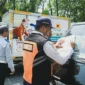 Petugas Dishub Jakarta Timur menderek mobil parkir liar saat Operasi Lintas Jaya di kawasan Jatinegara, Jumat (17/10/2025). Dok: Kominfo DKI Jakarta