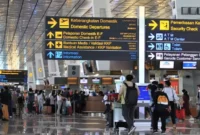 Calon penumpang membeli tiket pesawat di bandara menjelang libur akhir tahun. Dok. Humas PGS
