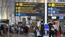 Calon penumpang membeli tiket pesawat di bandara menjelang libur akhir tahun. Dok. Humas PGS
