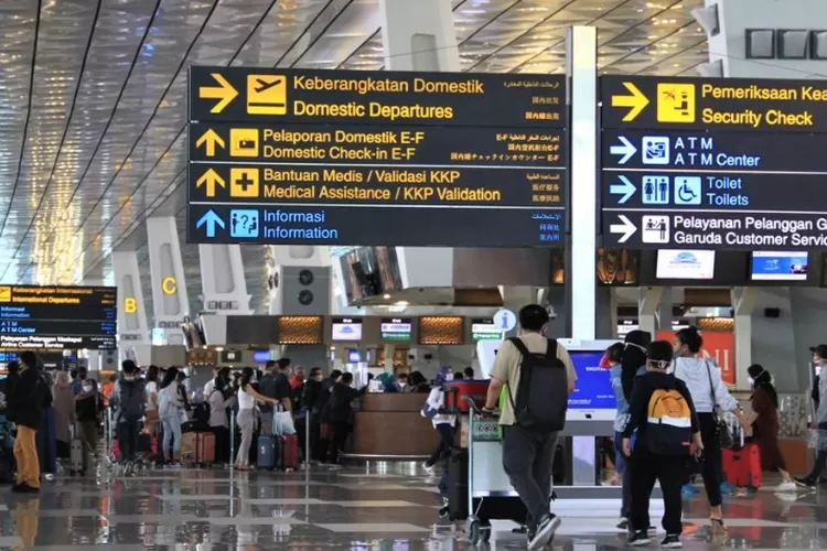 Calon penumpang membeli tiket pesawat di bandara menjelang libur akhir tahun. Dok. Humas PGS
