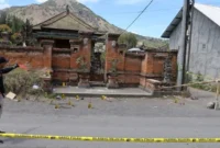 Polisi menahan pelaku perkelahian brutal di Kintamani, Bali, yang menewaskan dua orang akibat duel pedang katana. Dok: Polres Bangli