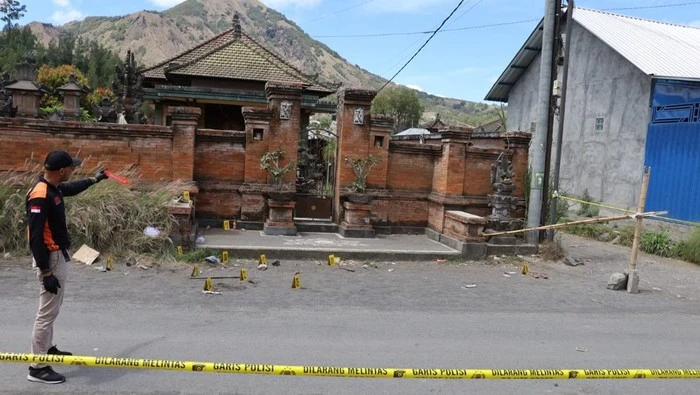 Polisi menahan pelaku perkelahian brutal di Kintamani, Bali, yang menewaskan dua orang akibat duel pedang katana. Dok: Polres Bangli