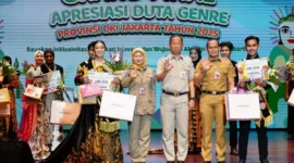 Fauzan Hadi dan Kristina Priurity menerima penghargaan sebagai Duta GenRe DKI Jakarta 2025 di Teater Besar Taman Ismail Marzuki. Dok: Istimewa