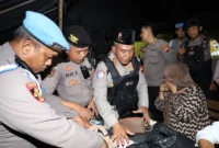 Petugas polisi Surakarta mengamankan dua pencopet saat Haul Habib Ali bin Muhammad Al Habsyi di Pasar Kliwon Solo, Oktober 2025. Dok: Istimewa