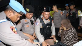 Petugas polisi Surakarta mengamankan dua pencopet saat Haul Habib Ali bin Muhammad Al Habsyi di Pasar Kliwon Solo, Oktober 2025. Dok: Istimewa