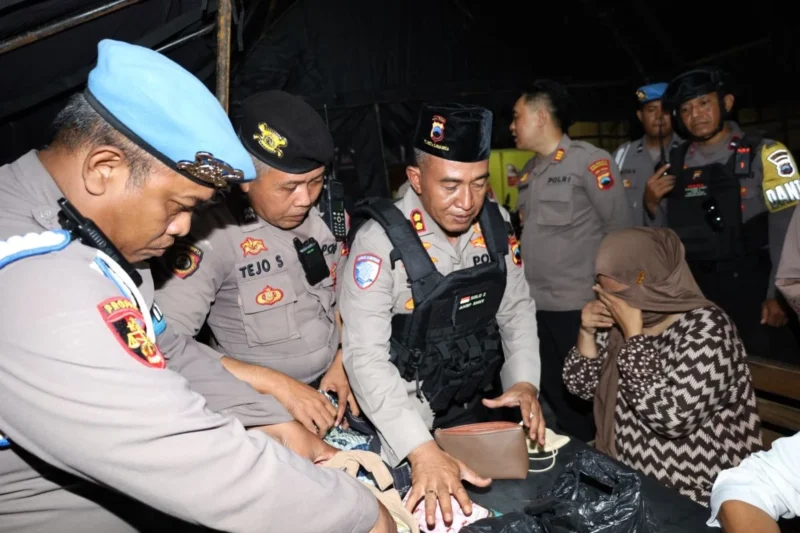 Petugas polisi Surakarta mengamankan dua pencopet saat Haul Habib Ali bin Muhammad Al Habsyi di Pasar Kliwon Solo, Oktober 2025. Dok: Istimewa