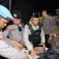 Petugas polisi Surakarta mengamankan dua pencopet saat Haul Habib Ali bin Muhammad Al Habsyi di Pasar Kliwon Solo, Oktober 2025. Dok: Istimewa