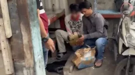 Polisi dari Ditresnarkoba Polda Metro Jaya memperlihatkan barang bukti ganja seberat 2,1 kilogram hasil penangkapan pengedar di Jembatan Besi, Tambora, Jakarta Barat. Dok: Istimewa