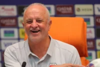 Pelatih Timnas Irak Graham Arnold memimpin latihan jelang laga kontra Timnas Indonesia di Stadion King Abdullah Sports City, Jeddah. Dok: Instagram/@iraqnt_en
