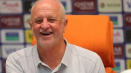 Pelatih Timnas Irak Graham Arnold memimpin latihan jelang laga kontra Timnas Indonesia di Stadion King Abdullah Sports City, Jeddah. Dok: Instagram/@iraqnt_en
