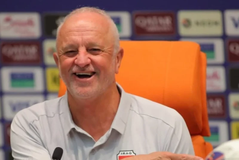 Pelatih Timnas Irak Graham Arnold memimpin latihan jelang laga kontra Timnas Indonesia di Stadion King Abdullah Sports City, Jeddah. Dok: Instagram/@iraqnt_en
