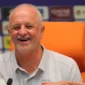 Pelatih Timnas Irak Graham Arnold memimpin latihan jelang laga kontra Timnas Indonesia di Stadion King Abdullah Sports City, Jeddah. Dok: Instagram/@iraqnt_en

