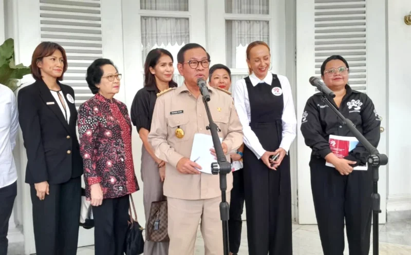 Gubernur DKI Jakarta Pramono Anung bersama Koalisi Dog Meat Free Indonesia membahas larangan peredaran daging anjing dan kucing di Jakarta. Dok: Kominfo DKI JKT