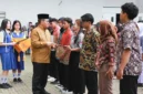 Gubernur DKI Pramono Anung menyerahkan pemutihan ijazah bagi 1.238 siswa Jakarta Utara. Dok: Kominfo DKI JKT