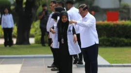 Gubernur DKI Jakarta Pramono Anung melepas 584 anggota Pasukan Putih di halaman Balai Kota, Rabu (29/10/2025). (Kominfo)