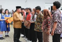 Gubernur DKI Pramono Anung menyerahkan pemutihan ijazah bagi 1.238 siswa Jakarta Utara. Dok: Kominfo DKI JKT